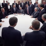 Bill Clinton y Bilderberg: De Gobernador de Arkansas a Presidente (Análisis de la reunión de 1991) Escenario de la cumbre política internacional, diverso grupo de diplomáticos y líderes empresariales adecuados en disc